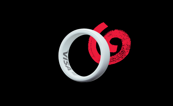 Balts Citadeles maksājumu gredzens. Uz gredzena iekšpuses redzams VISA logotips.