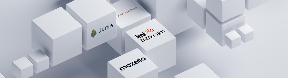 Balti kubi, uz kuriem redzami Jumis, LMT biznesam, Mozello un MANAKABATA logotipi.