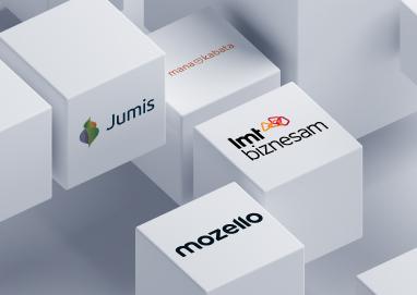 Balti kubi, uz kuriem redzami Jumis, LMT biznesam, Mozello un MANAKABATA logotipi.