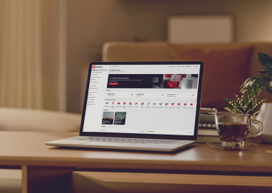 Klēpjdators ar atvērtu Citadele internetbankas sākumlapu, kurā redzams kontu pārskats, patēriņa kredīta piedāvājums un aktualitāšu kartītes, no kurām viena ar maksājumu gredzenu izvirzās ārpus ekrāna.