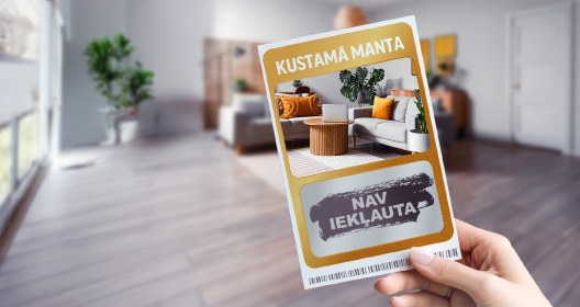 Kartīte ar tekstu 'Kustamā manta – nav iekļauta', fonā moderna viesistaba.