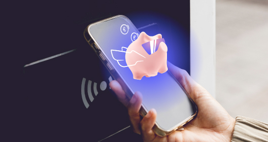 Cilvēks maksā par pirkumu ar telefonu un ekrānā redzama Citadeles lietotnes gudrā Krājkase.