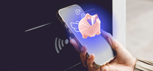 Cilvēks maksā par pirkumu ar telefonu un ekrānā redzama Citadeles lietotnes gudrā Krājkase.