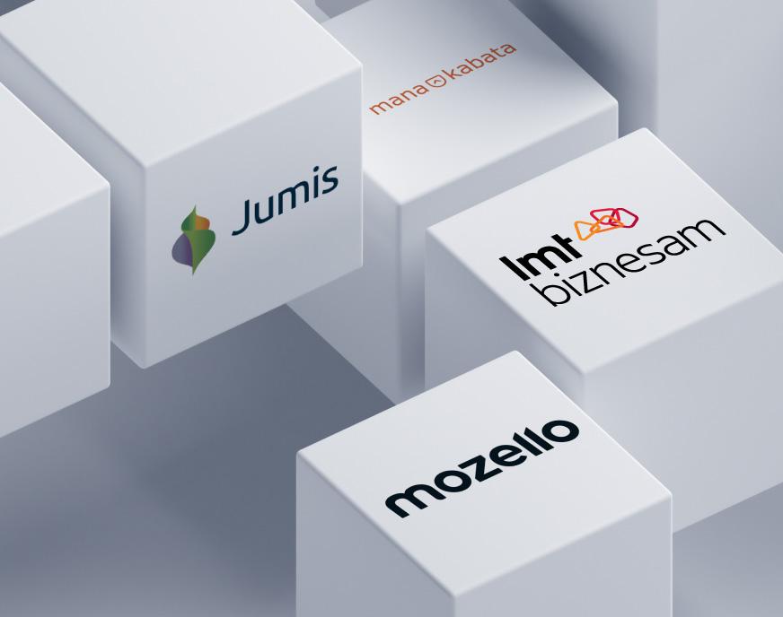 Balti kubi, uz kuriem redzami Jumis, LMT biznesam, Mozello un MANAKABATA logotipi.