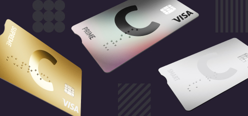 Trīs kartes ar C logotipu un VISA simbolu uz tumša fona: viena karte ir zelta krāsā, otra balta, bet trešā pelēka ar varavīksnes atspīdumu.