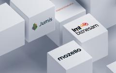 Белые кубы с логотипами Jumis, LMT biznesam, Mozello и MANAKABATA.