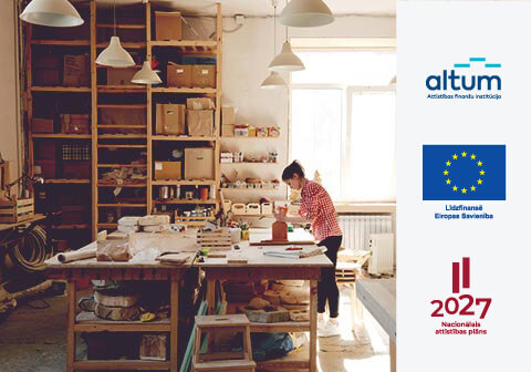 Sieviete darbojas savā keramikas darbnīcā. Uz bildes Altum, Līdzfinansē Eiropas Savienība un Nacionālais attīstības plāns 2027 logo.