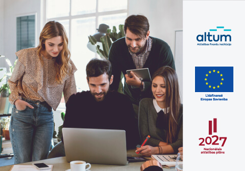 Команда из пяти человек смотрит в ноутбук. На изображении размещены логотипы Altum, Со-финансирует Европейский Союз и Национальный план развития 2027.