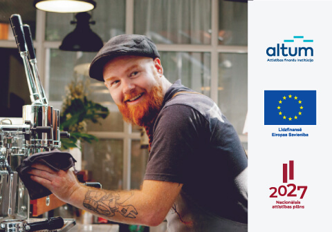Бариста в темной рубашке и фартуке чистит кофемашину, радуясь развитию своего бизнеса при поддержке микрокредита Citadele. На изображении размещены логотипы Altum, Со-финансирует Европейский Союз и Национальный план развития 2027. 
