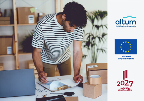 Мужчина в полосатой футболке работает за столом, просматривая документы. На столе видны ноутбук и упаковочные материалы. На изображении размещены логотипы Altum, Со-финансирует Европейский Союз и Национальный план развития 2027.