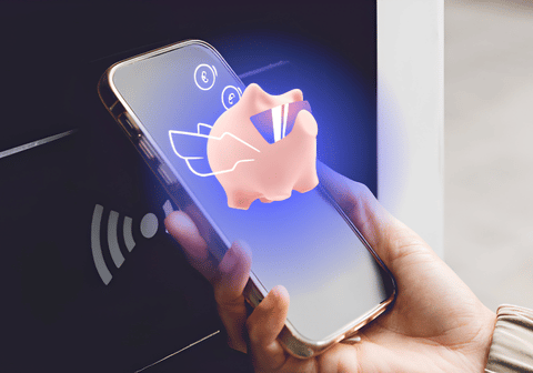 Cilvēks maksā par pirkumu ar telefonu un ekrānā redzama Citadeles lietotnes gudrā Krājkase.