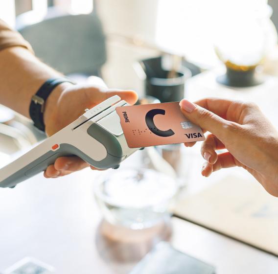 Производится оплата картой Citadele C Prime, поднеся её к POS терминалу.