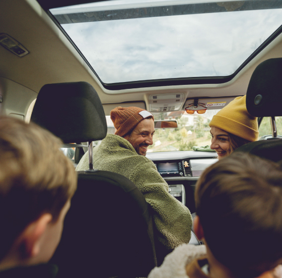 A happy family with two children in their OCTA-insured car. Compare OCTA offers and choose the one that provides the best price and conditions.