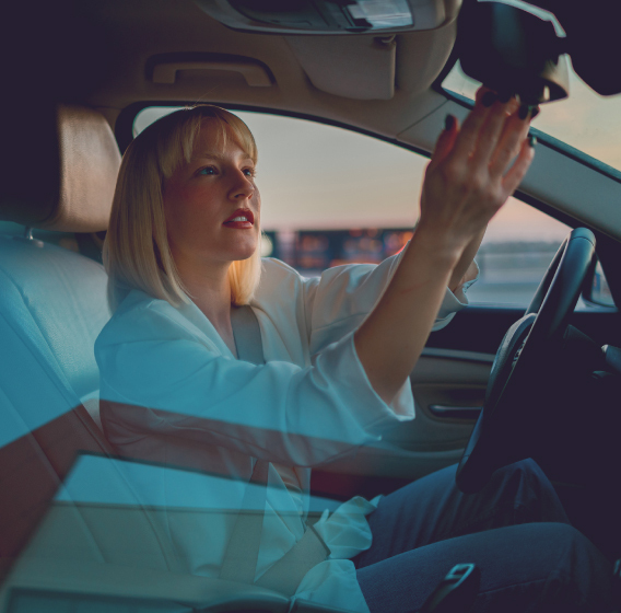 Sieviete savā auto, kas ir apdrošināta ar KASKO. Uzzini, kā arī tu vari aizsargāt savu transportlīdzekli ar KASKO apdrošināšanu.