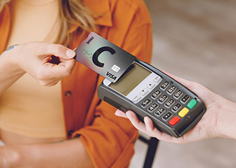 Tiek veikts maksājums ar norēķinu karti, izmantojot bezkontakta maksājumu termināli.