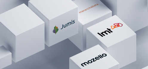 Белые кубы с логотипами Jumis, LMT biznesam, Mozello и MANAKABATA.