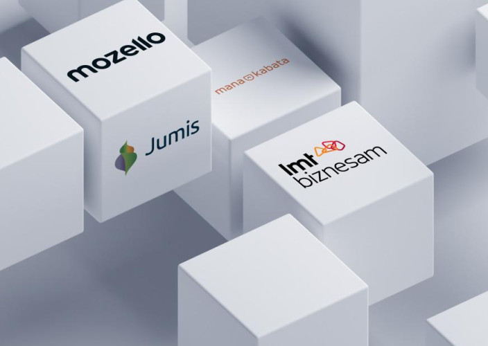 Balti kubi, uz kuriem redzami Jumis, LMT biznesam, Mozello un MANAKABATA logotipi.