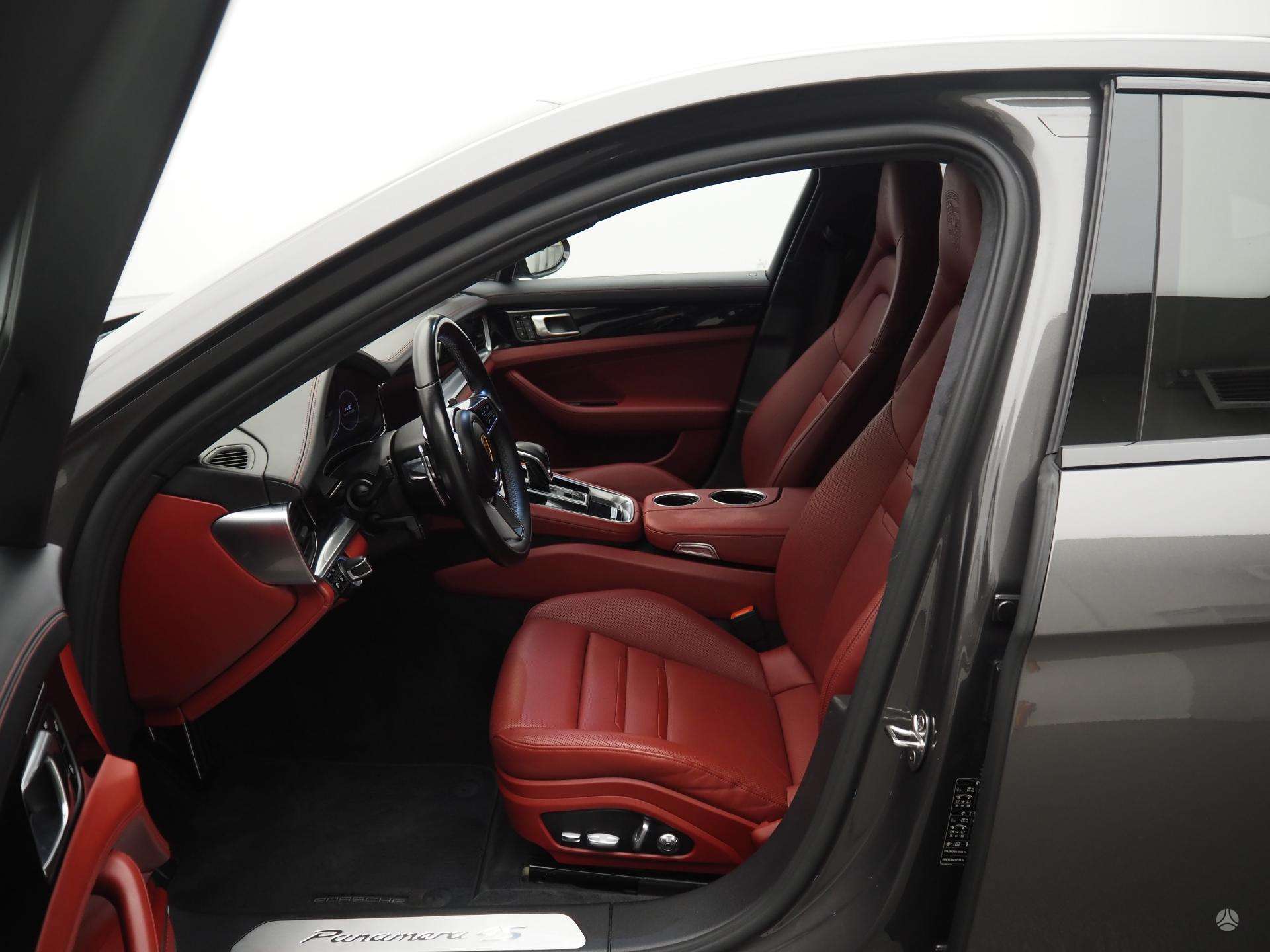 Vieglā automašīna: Porsche Panamera