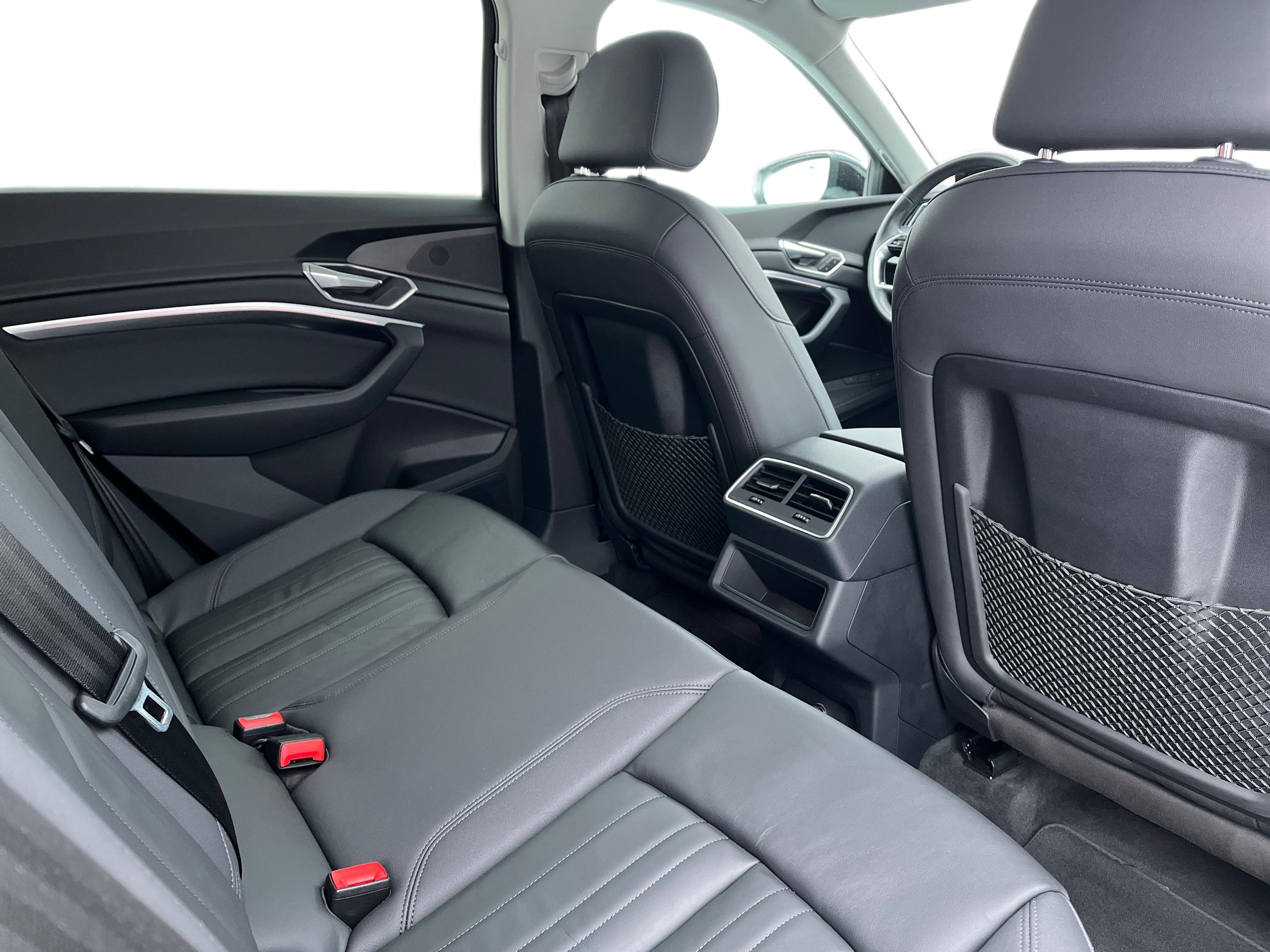 Легковой автомобиль: Audi E-TRON 50