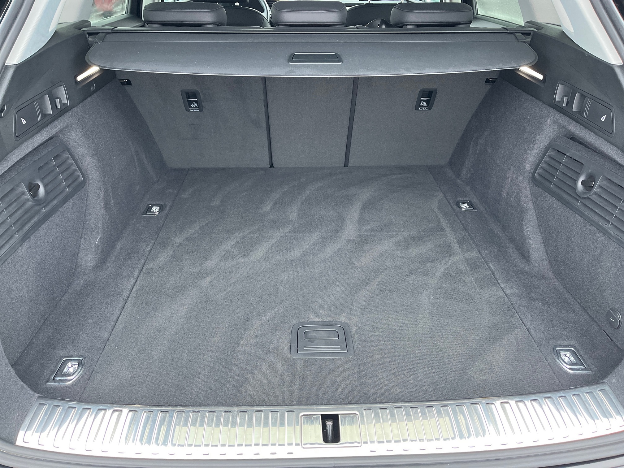 Легковой автомобиль: Audi E-TRON 50