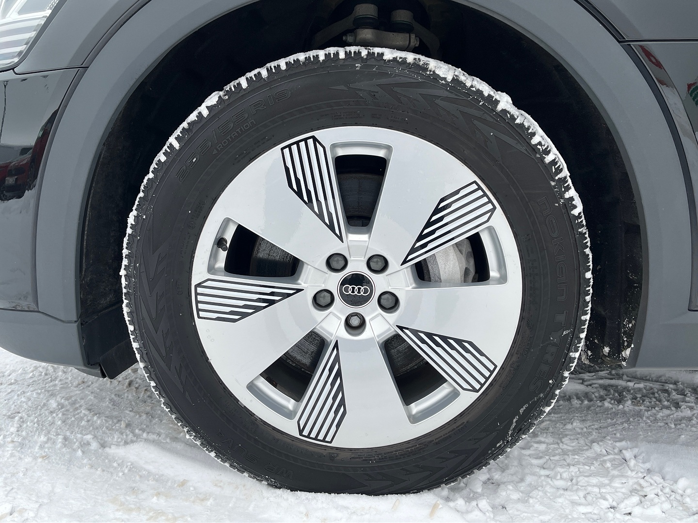 Легковой автомобиль: Audi E-TRON 50