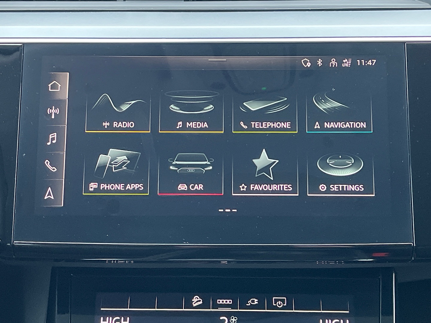 Легковой автомобиль: Audi E-TRON 50