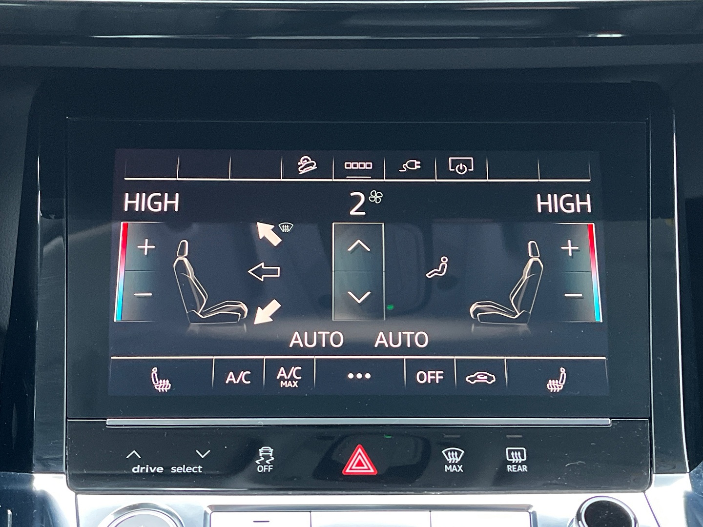 Легковой автомобиль: Audi E-TRON 50