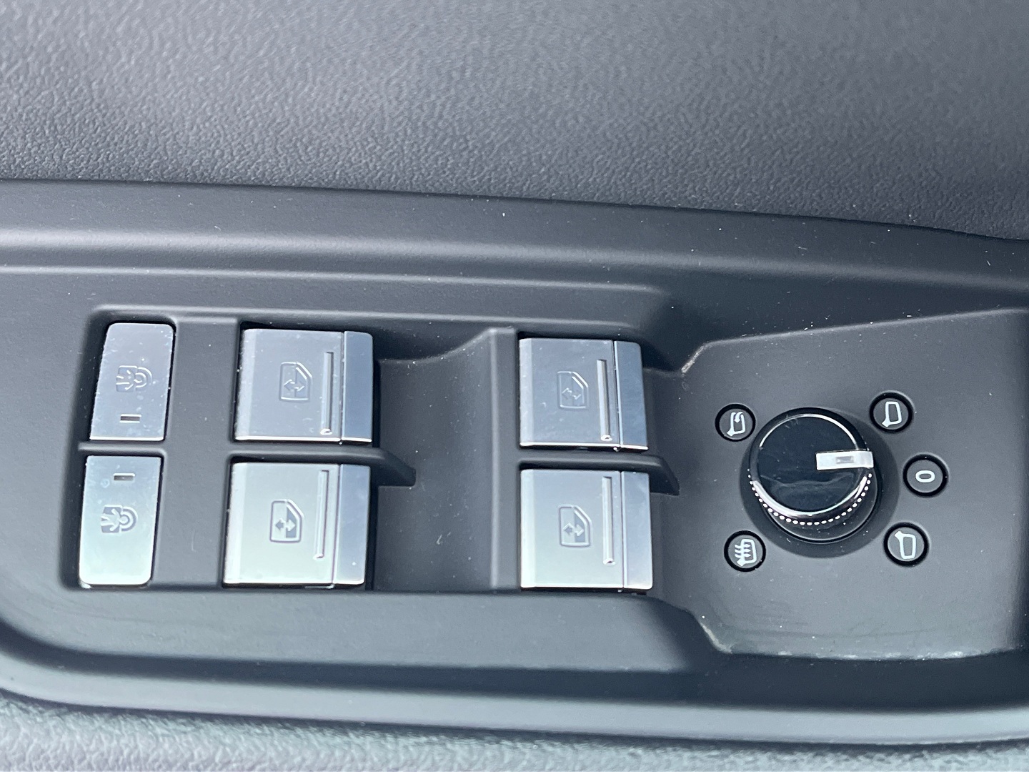 Легковой автомобиль: Audi E-TRON 50