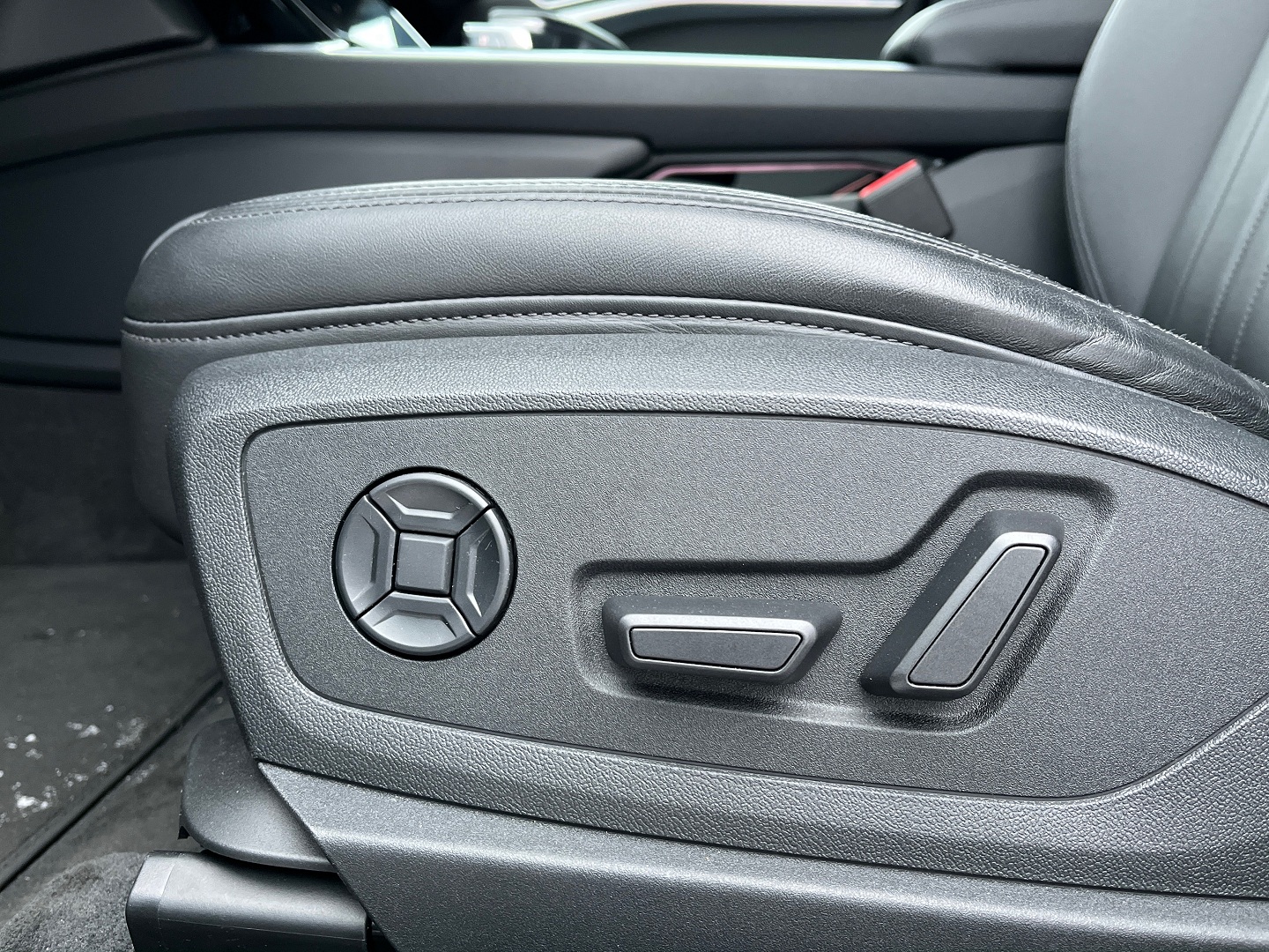 Легковой автомобиль: Audi E-TRON 50