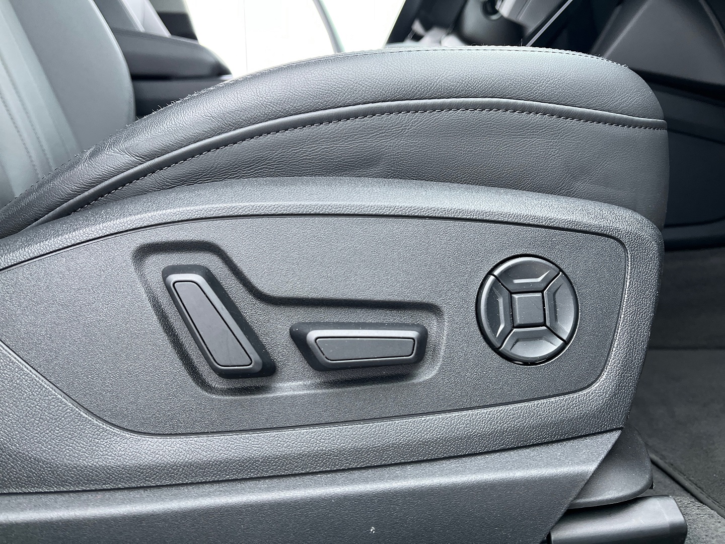 Легковой автомобиль: Audi E-TRON 50