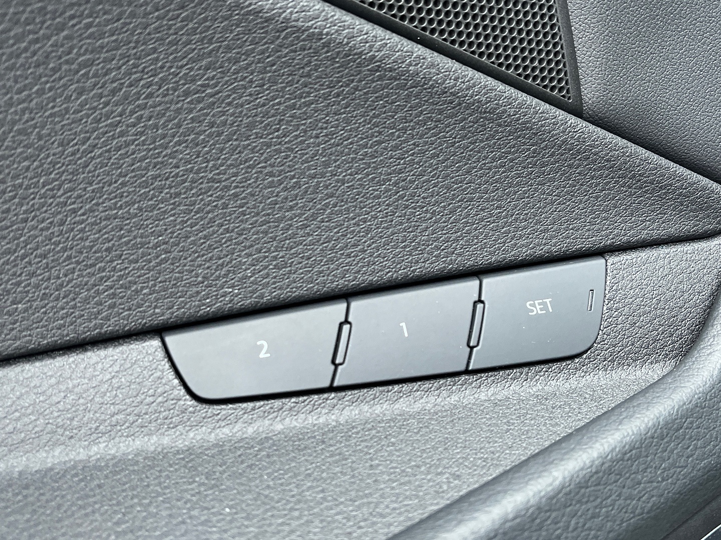 Легковой автомобиль: Audi E-TRON 50